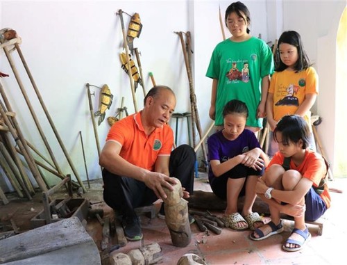 Dong Ngu puppetry master keeps tradition afloat  - ảnh 1