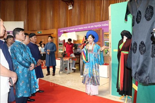 Exhibition on Vietnamese Ao Dai opens in Ha Long - ảnh 1