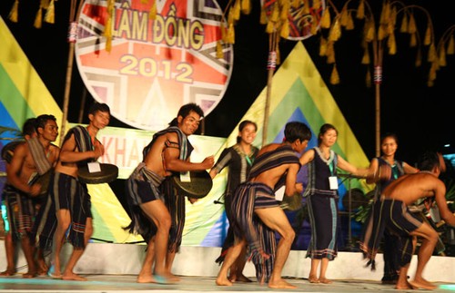 Quand le tourisme contribue à la préservation de l’espace culturel des gongs - ảnh 2