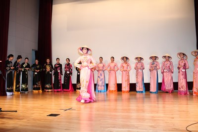 Le Ao dai vietnamien à l’exposition de la mode Asean-Chine 2014 - ảnh 1