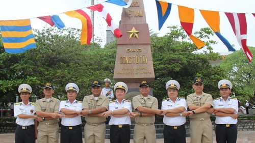 Echanges entre les marines vietnamienne et philippine sur l’île Song Tu Tây - ảnh 1