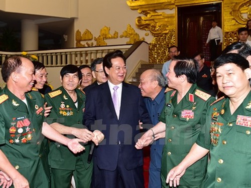 Le Premier ministre rencontre les anciens combattants de la citadelle de Quang Tri - ảnh 1