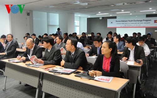 Echanges d’amitié entre jeunes vietnamiens et sud-coréens - ảnh 1
