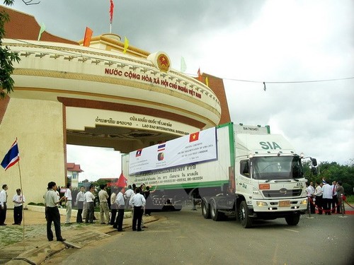 Le poste-frontière de Lao Bao/Den Savanne : «  une porte, un arrêt » - ảnh 1