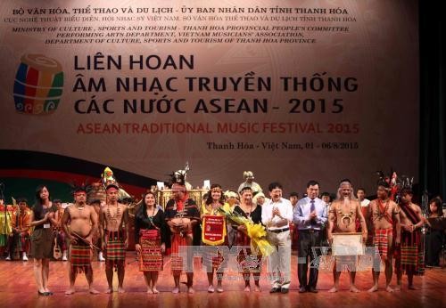 Clôture du Festival de musique traditionnelle de l’ASEAN 2015  - ảnh 1