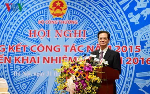 Le PM à la conférence-bilan du ministère de l’industrie et du commerce - ảnh 1