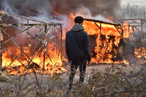 Heurts entre CRS et migrants à Calais - ảnh 1