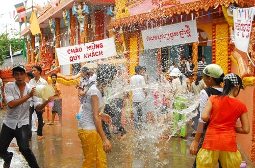 Félicitations aux Khmers à l'occasion de la fête Chol Chnam Thmay - ảnh 1