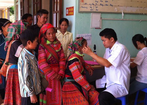 Vũ Mạnh Hà, un médecin dévoué aux patients pauvres de Hà Giang - ảnh 2