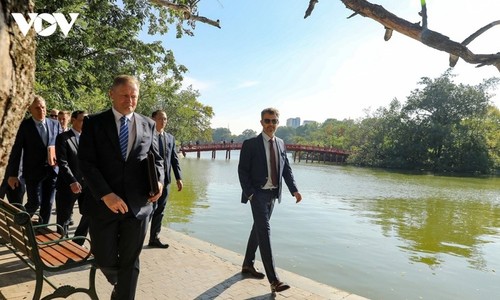 Frederik de Danemark découvre les estampes populaires de Dông Hô et assiste à un spectacle de marionnettes sur eau - ảnh 3