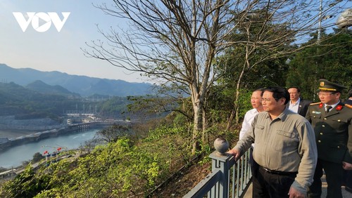 Pham Minh Chinh inspecte le projet d’élargissement de la centrale hydroélectrique de Hoa Binh - ảnh 1