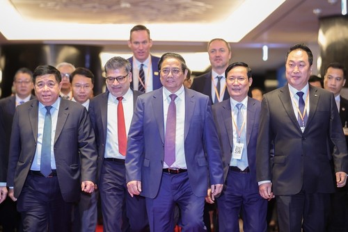 Rencontre de Pham Minh Chinh avec des entreprises d'IDE et sa participation au Forum d'Affaires du Vietnam - ảnh 1