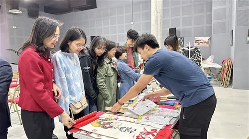 France: Foire caritative des étudiants vietnamiens pour la mer et les îles du pays - ảnh 1