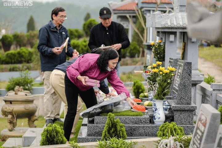 La visite des tombes au printemps  - ảnh 1