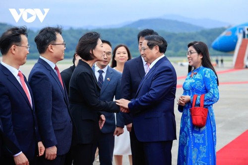 Cérémonie d’accueil officielle en l’honneur de Pham Minh Chinh à Séoul - ảnh 1