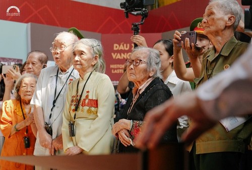 «Allumer la flamme rouge»: une exposition qui rend hommage aux héros et aux morts pour la Patrie - ảnh 3