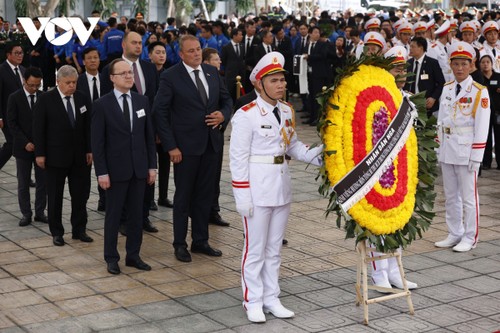 Visites de condoléances à la mémoire du secrétaire général Nguyên Phu Trong - ảnh 12