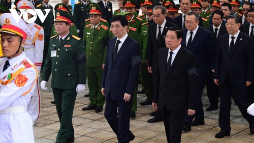 Visites de condoléances à la mémoire du secrétaire général Nguyên Phu Trong - ảnh 11