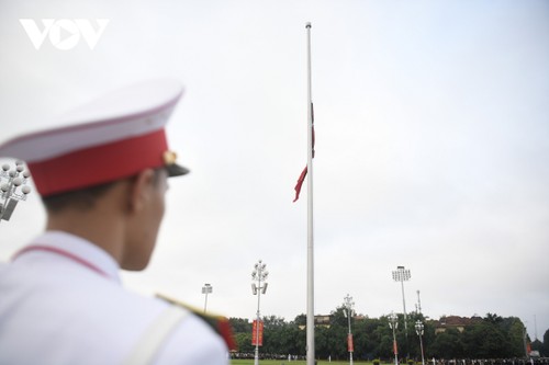 Visites de condoléances à la mémoire du secrétaire général Nguyên Phu Trong - ảnh 16