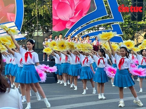 Marche des élèves de la capitale - ảnh 7