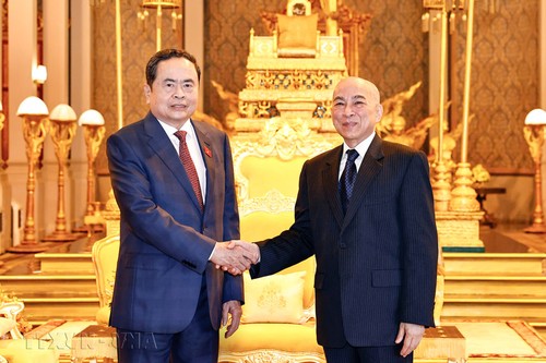 Le président de l’Assemblée nationale vietnamienne rencontre le roi du Camboge - ảnh 1