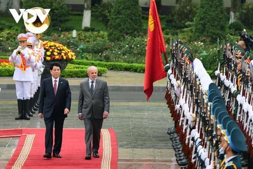 Le président brésilien a conclu avec succès sa visite d'État au Vietnam - ảnh 1