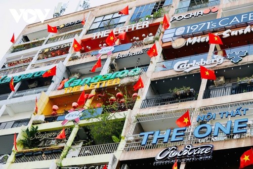 Hô Chi Minh-ville se fait belle pour célébrer les 50 ans de sa libération - ảnh 9