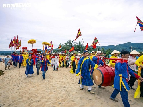 Binh Dinh: La fête pour une bonne pêche – un souffle spirituel au rythme des vagues - ảnh 5