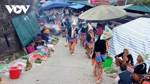 Le marché de Si Lo Lâu, un carrefour culturel des confins de Lai Châu - ảnh 2