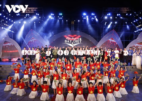 President commemorates heroes and martyrs in Con Dao - ảnh 2