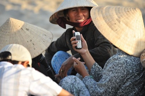 Da Nang offers free smartphones to poor, near-poor households - ảnh 1