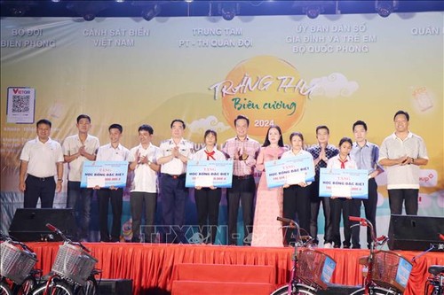 Poor children in remote island given gifts for Mid-Autumn Festival - ảnh 1