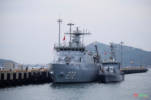 Royal Malaysian Navy ships pay courtesy visit to Khanh Hoa - ảnh 1