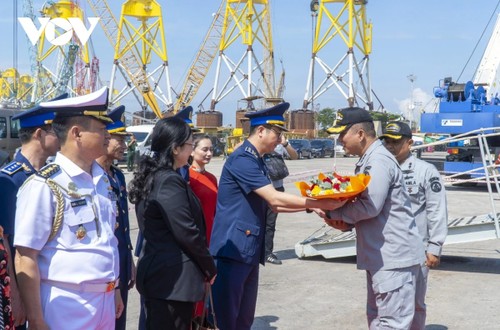  Indonesian Coast Guard ship makes first Vietnam visit  - ảnh 1