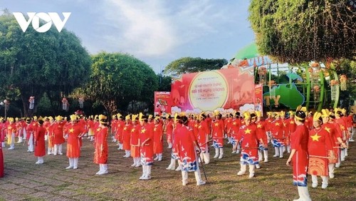 Vietnamese at home, abroad celebrate Hung Kings' Commemoration Day in solemnity - ảnh 11
