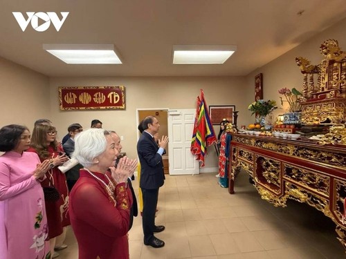 Vietnamese at home, abroad celebrate Hung Kings' Commemoration Day in solemnity - ảnh 17
