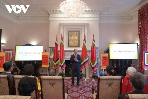 Vietnamese at home, abroad celebrate Hung Kings' Commemoration Day in solemnity - ảnh 18