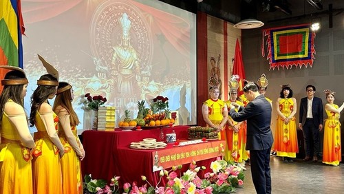 Vietnamese at home, abroad celebrate Hung Kings' Commemoration Day in solemnity - ảnh 19