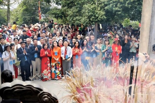 Vietnamese at home, abroad celebrate Hung Kings' Commemoration Day in solemnity - ảnh 5