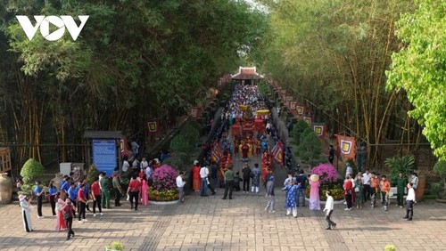 Vietnamese at home, abroad celebrate Hung Kings' Commemoration Day in solemnity - ảnh 6