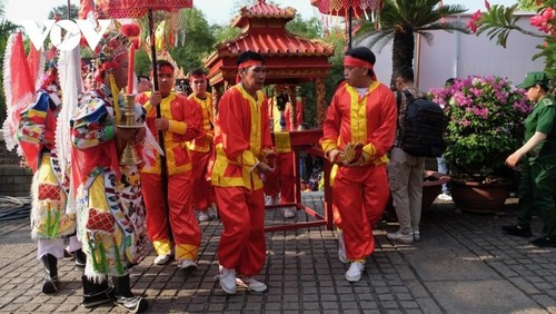 Vietnamese at home, abroad celebrate Hung Kings' Commemoration Day in solemnity - ảnh 8