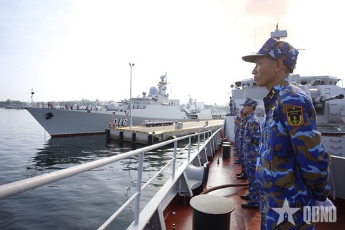 Navies of Vietnam and China conduct joint patrol in Tonkin Gulf - ảnh 1
