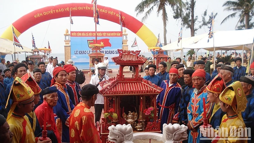 Quang Ngai Tourism Week 2025 kicks off with unique local cultures, honors Hoang Sa-Truong Sa soldiers - ảnh 1