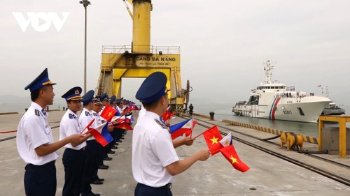 Philippine coast guard vessel pays first visit to Vietnam - ảnh 1