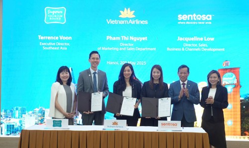 Vietnam, Singapore sign tourism cooperation agreement - ảnh 1