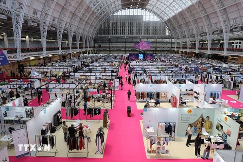 Made-in-Vietnam clothes gain traction at Europe's largest fashion sourcing show - ảnh 2
