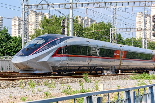 China’s fastest bullet train hits new record  - ảnh 1