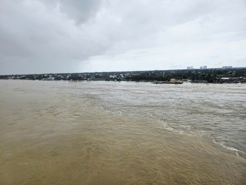 Flash floods, landslides raging in central Vietnam  - ảnh 1