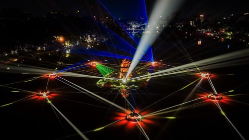 Hanoi celebrates New Year 2026 with spectacular shows - ảnh 1