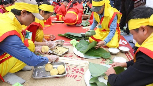 Artisans compete to make best Chung cakes at Con Son-Kiep Bac Spring Festival - ảnh 1